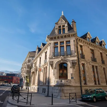 ホテル Privilodges Chateau Perrin 4*