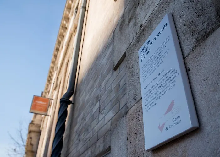 Privilodges Chateau Perrin מלון 4*