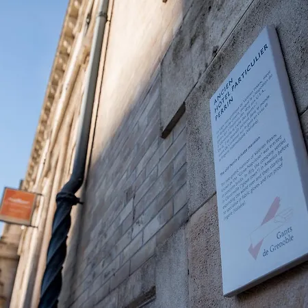 Privilodges Chateau Perrin Hotel 4*