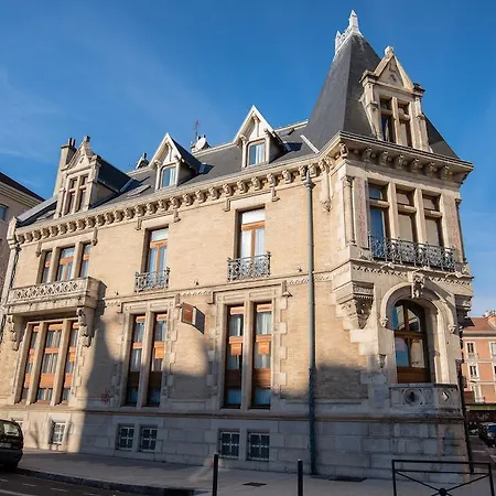 ホテル Privilodges Chateau Perrin
