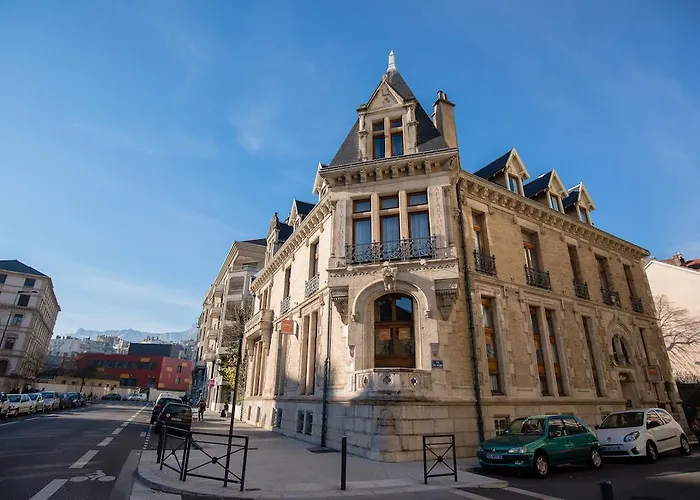 Hotel Privilodges Chateau Perrin 4*